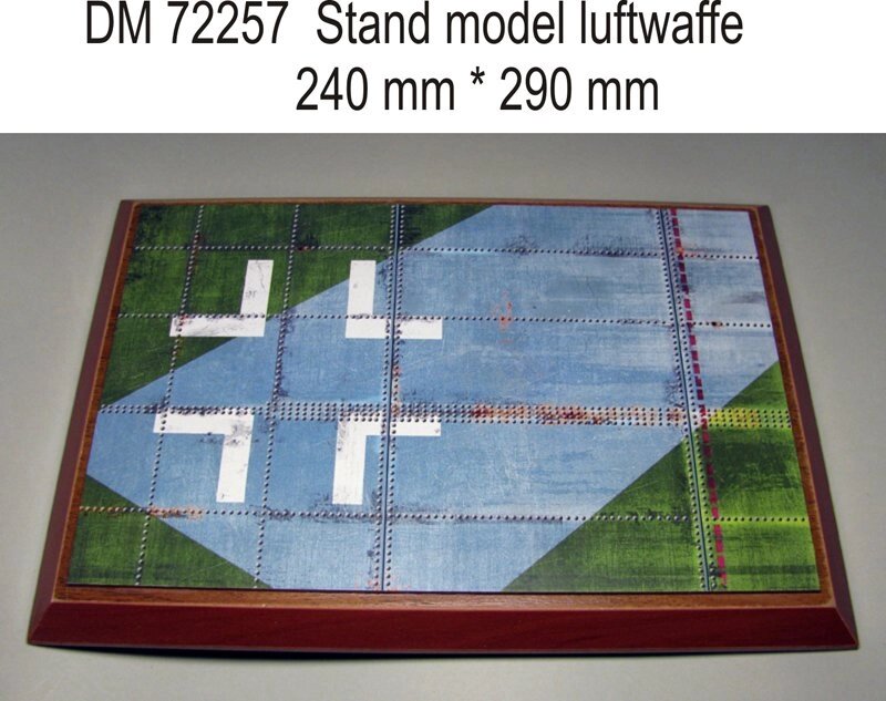Подставка под модели (тема - Люфтваффе 2 МВ) . 1/72 DANMODELS DM72257 від компанії Хоббінет - збірні моделі - фото 1