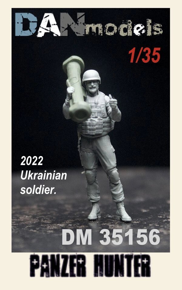 Український солдат із ПТРК FGM-148 Javelin. 2022 рік. Танковий мисливець. Набір №7-1. 1/35 DANMODELS DM35156 від компанії Хоббінет - збірні моделі - фото 1