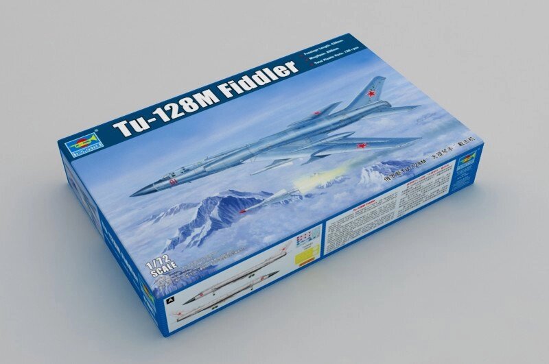 Збірна модель радянського важкого перехоплювача ППО Ту-128М "Fiddler" 1/72 TRUMPETER 01687 від компанії Хоббінет - збірні моделі - фото 1