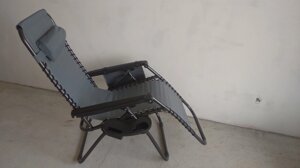Садове крісло лежак шезлонг Ramiz з підставкою під напої. Польща. н.