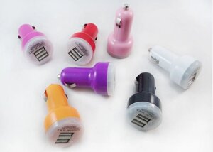 Автомобільний зарядний пристрій на два USB-роз'єму