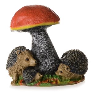 Садовий фігурний гриб з трьома їжаками
