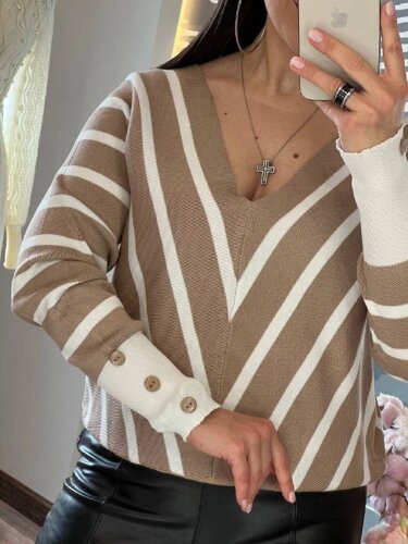 Жіночий светер в смужку з високим манжетом чорний білий беж