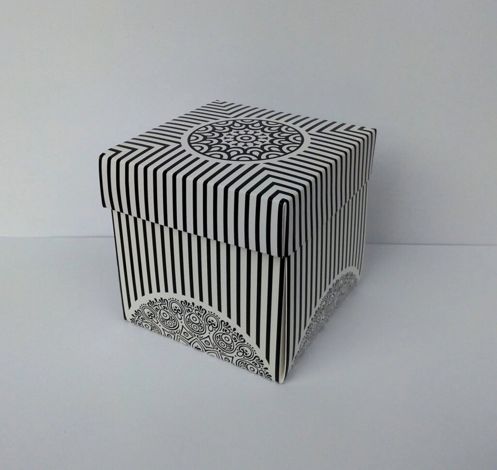 Коробочка чорно-біла в смужку від компанії Інтернет магазин emmaus - фото 1