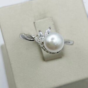 Каблучка срібна з перлами і кубічним цирконієм 19 2,8 г
