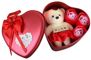 Коробка у формі серця ЧЕРВОНА з мильним квіткою з 3 трояндами 1 мишко | Мильні квіти