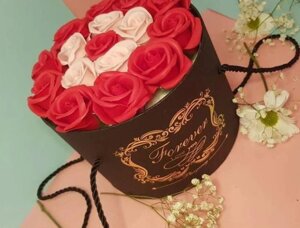 Подарунковий ЧЕРВОНИЙ набір мила з троянд у капелюшної коробки | Мильні квіти