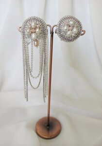 Асиметричні сережки з страз білого кольору, весільні сережки, моно сережка 10 см