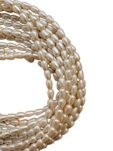Намистини імітація перлів, форма крапля, розмір 4.5*6.5 мм, нитка 80 см, колір - світло-бежевий.