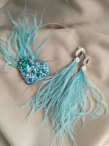 Комплект прикрас: брошка серце з намистин і пір'я та сережки китиці з пір'я, ніжного блакитного кольору