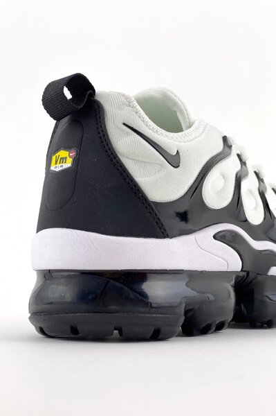 black and white vapormax tn