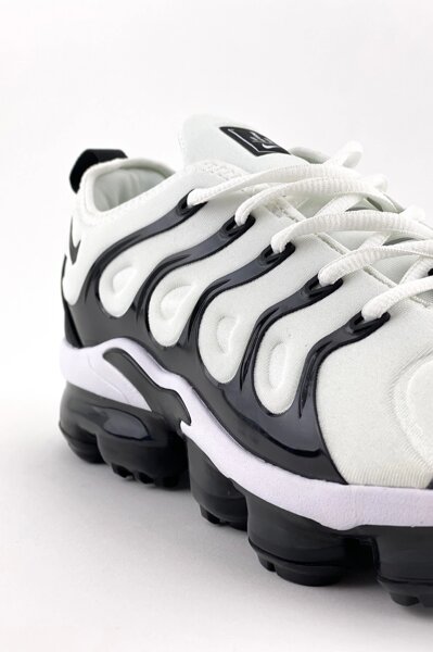 black and white vapormax tn