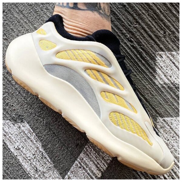 /   Adidas Yeezy Boost 700 V3 Srphym Safflower,      700 3 (1524576533)          - - rykav_ua
