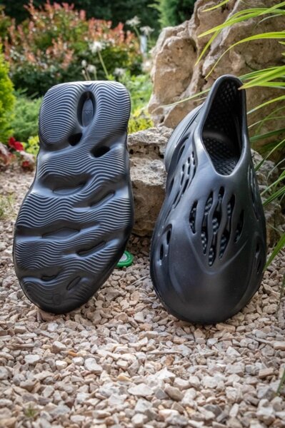 yeezy foam rnnr black