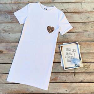 Універсальне біле плаття-футболка з принтом "Леопардове серце"