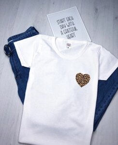 Жіноча біла футболка з принтом "Леопардове серце"