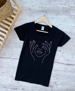 Жіноча чорна футболка з принтом "Руки на обличчі"