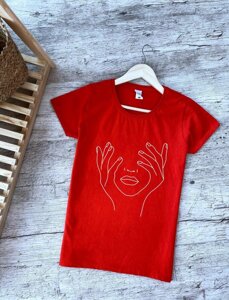 Жіноча червона футболка з принтом "Руки на обличчі"