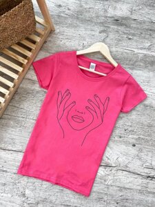 Жіноча рожева футболка з принтом "Руки на обличчі"
