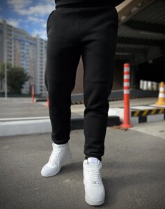 Зимові однотонні базові спортивні штани з начісом чорного кольору / чоловічі чорні штани на флісі