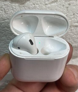 Кейс і лівий навушник Apple AirPods 2 б / у