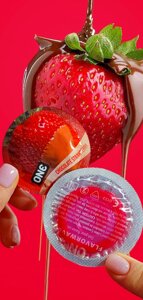 Презервативи класичної форми з силіконовою змазкою зі смаком полуниці ONE Chocolate Strawberry 1 шт