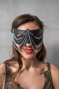 Еротична маска на очі з ланцюжками та натуральної шкіри чорного кольору Scappa Talla