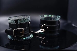 Наручники з тасьмою БДСМ із натуральної шкіри чорного кольору Scappa Talla