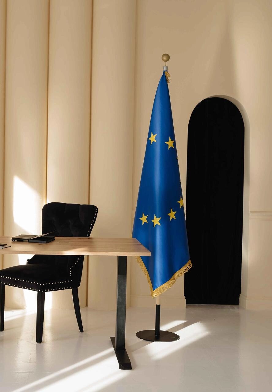 1 шт Набір для одного прапора, прапор ЕС атлас з бахромою 90х135см, тримач, держак 2 м, наконечник "Куля" Код/Артикул від компанії greencard - фото 1