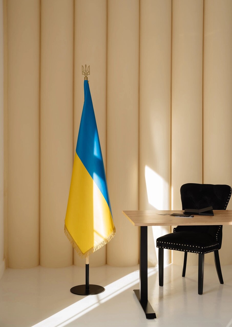 1 шт Набір для одного прапора, прапор України атлас 90х135 см, тримач круглий, держак 2 м, наконечник "Тризуб" від компанії greencard - фото 1