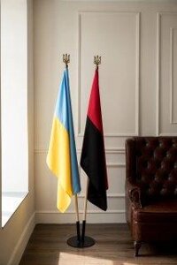 1 шт Набір для двох прапорів, тримач, прапор України та УПА габардин двосторонній, держак 2 м, наконечник Тризуб