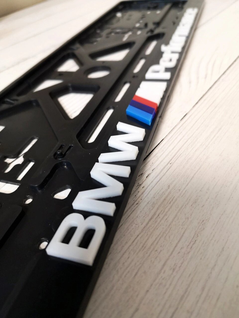 Авторамка з об'ємними літерами BMW M Performance білий Код/Артикул 168 від компанії greencard - фото 1