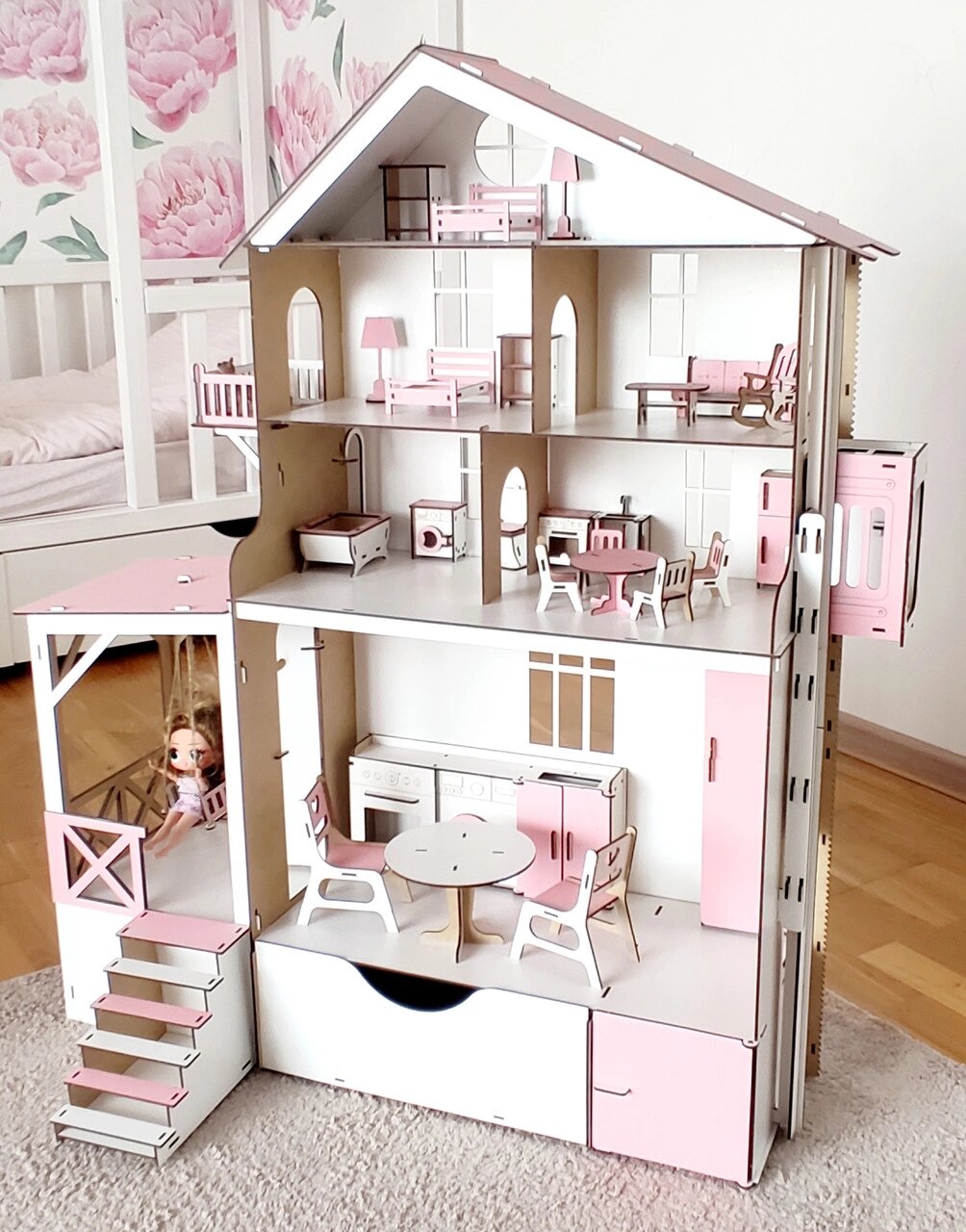 Дерев'яний дитячий ляльковий будиночок збірний триповерховий для ляльок, з ліфтом, з терасою, з балконом і з ящичком від компанії greencard - фото 1