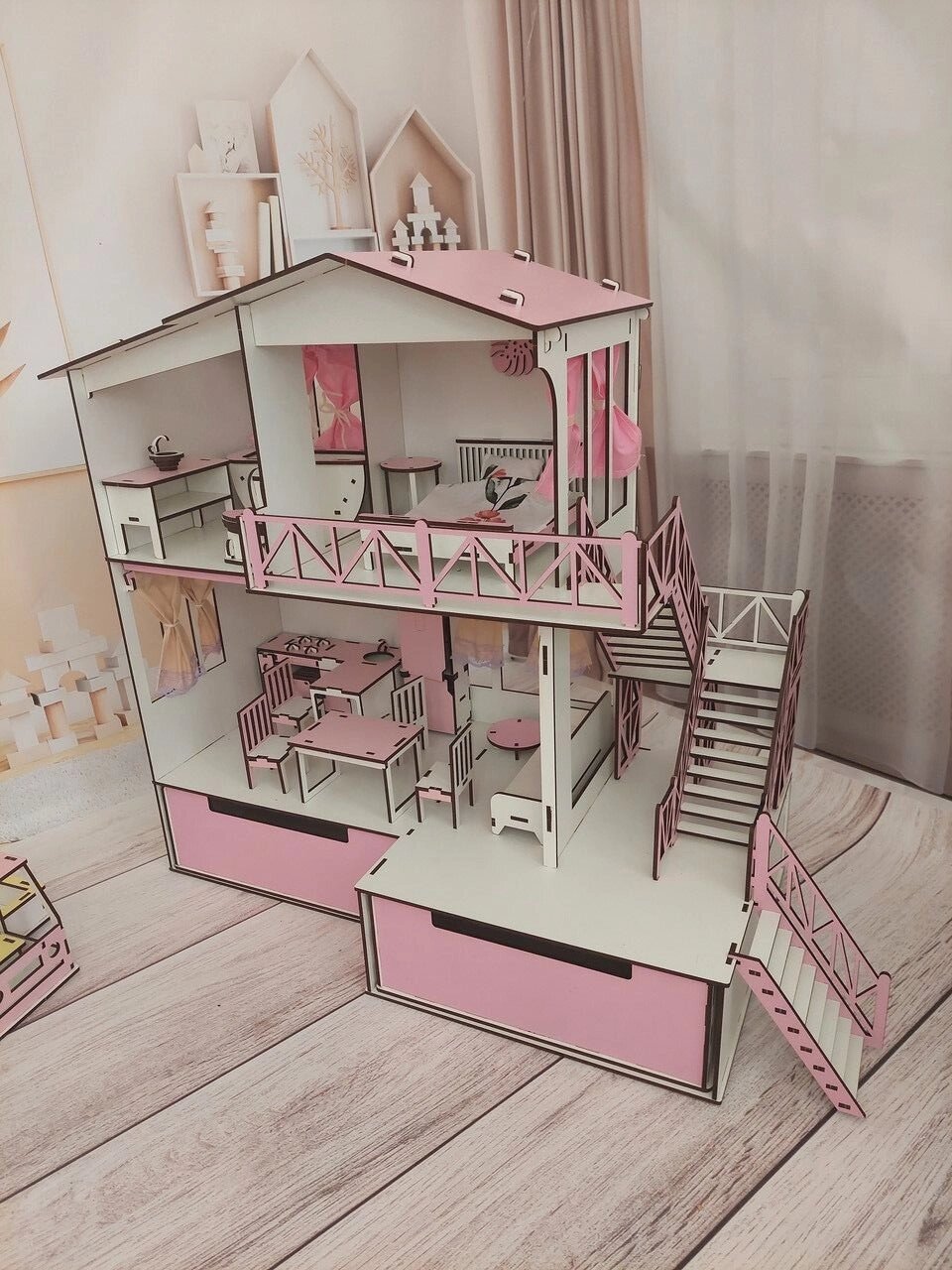 Дерев'яний самозбірний іграшковий будиночок рожевий для ляльок з ящиками, комплектом меблів та сходами Код/Артикул 52 13 від компанії greencard - фото 1