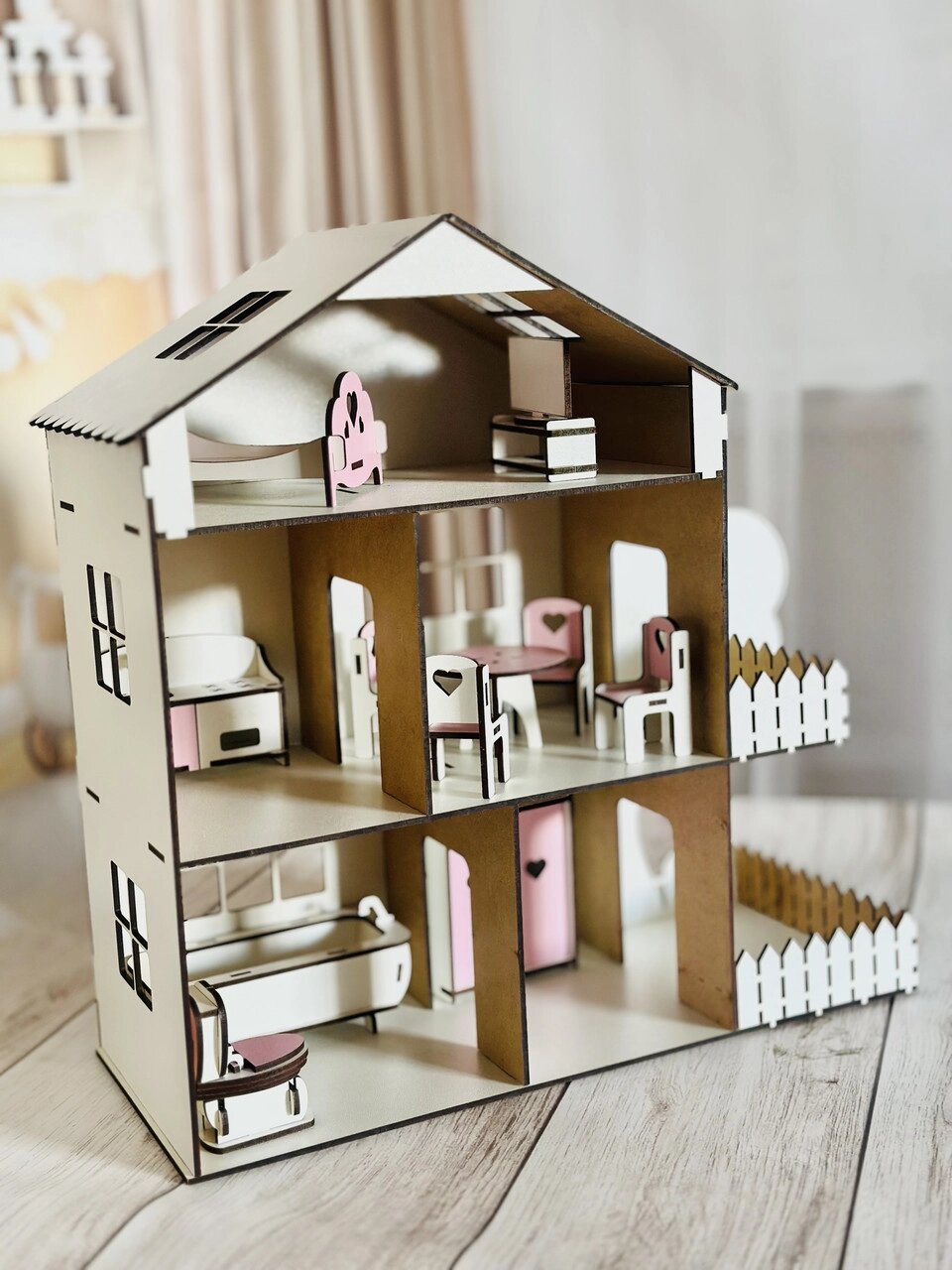 Дерев'яний самозбірний рожевий іграшковий будиночок для ляльок з террасою, комплектом меблів Код/Артикул 52 21 від компанії greencard - фото 1