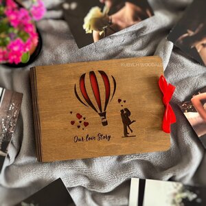 Дерев'яний фотоальбом для закоханих з повітряною кулею "Our love Story"фотоальбом з паперовими сторінками на