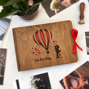 Дерев'яний фотоальбом для закоханих з повітряною кулею "Our love Story"фотоальбом з паперовими сторінками