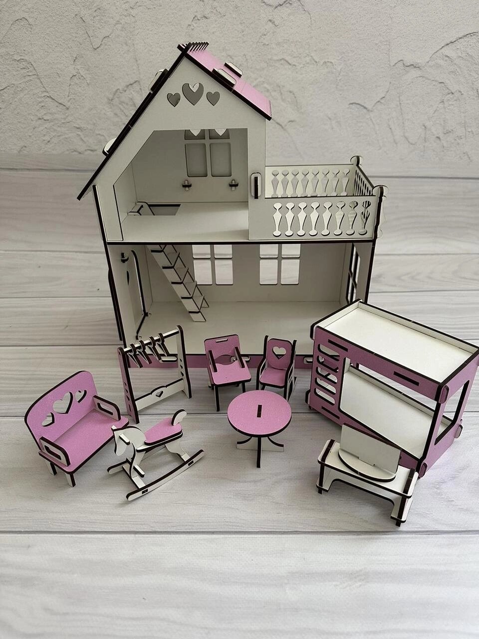 Дитячий дерев'яний двоповерховий збірний будиночок для ляльок з терасою, вікнами та набором меблів, з хдф Код/Артикул від компанії greencard - фото 1
