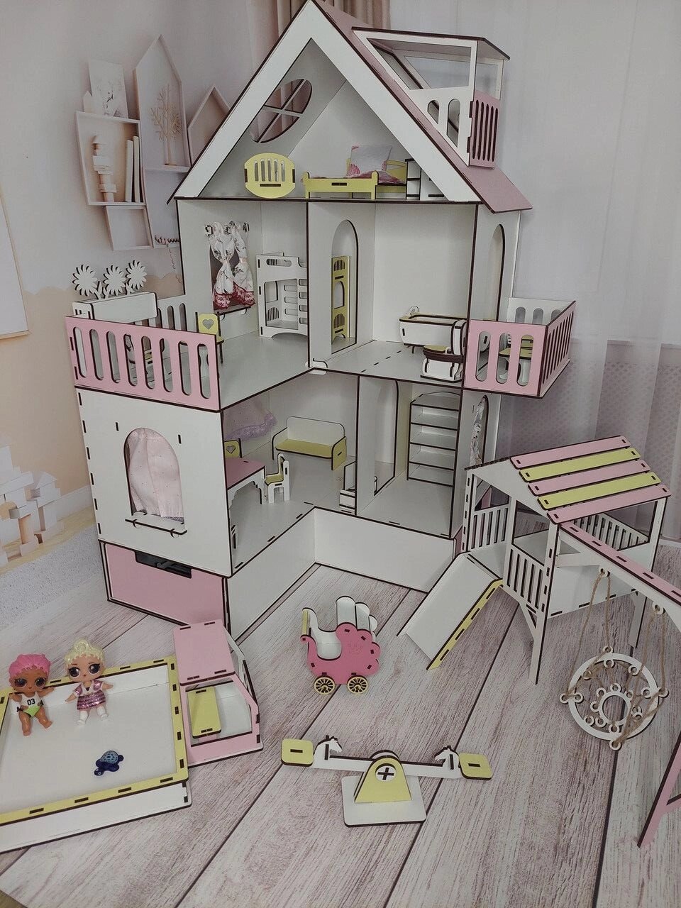 Ляльковий дерев'яний дитячий будиночок для ляльок самозбірний з меблями, дитячим майданчиком та ящиками + колиска від компанії greencard - фото 1