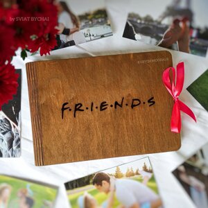 Дерев'яний фотоальбом для подруги, чи друга | оригінальний подарунок на день народження в стилі серіалу "Друзі"