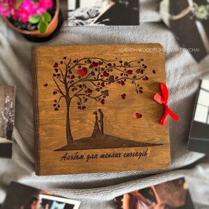 Дерев'яний альбом для фото з парою, деревом, сердечками — подарунок на весілля, ювілей стосунків Код/Артикул 182
