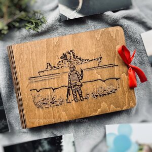 Дерев'яний фотоальбом - подарунок військовим, для чоловіка, жінки, солдату | оригінальний альбом руский воєнний корабль