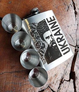 Фляга для алкоголю з 4 чарками іменна на подарунок чоловікові (індивідуальне гравіювання) Код/Артикул FL04SP