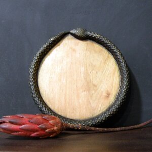 Дерев’яна різьблена тарілка з Уроборосом для сервірування Розмір 15 х 15 см. Код/Артикул 322