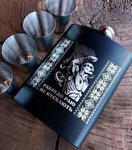 Фляга для алкоголю з чарками у подарунковому наборі для чоловіка з гравіюванням Код/Артикул FL04SP