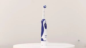 Електрична зубна щітка Oral B (футляр та 4 насадки в подарунок)