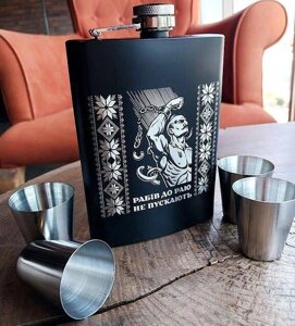 Фляга для алкоголю сувенірна та 4 чарки в подарунковій коробці з патріотичною гравіюванням Код/Артикул FL04SP