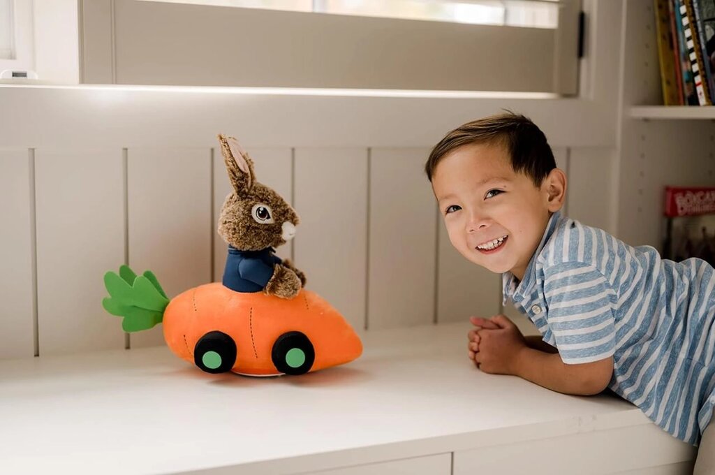 Співаючий кролик Пітер за кермом автомобіля-моркви. Peter Rabbit and Flopsy Код/Артикул 75 1105 від компанії greencard - фото 1
