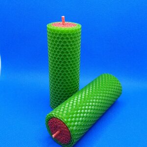 Свічка двокольорова червоно-зелена з вощини, висота 12 см, діаметр 4,5 см. (любов і гроші) код/артикул 144