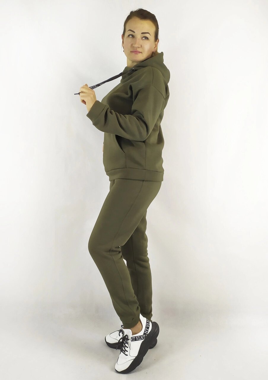 Теплий трикотажний жіночий костюм кольору хакі з капюшоном та завуженими штанами XL, XXL, 3XL Код/Артикул 64 11066 від компанії greencard - фото 1